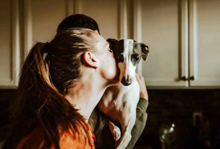 Wat denkt een hond als je hem een kus geeft